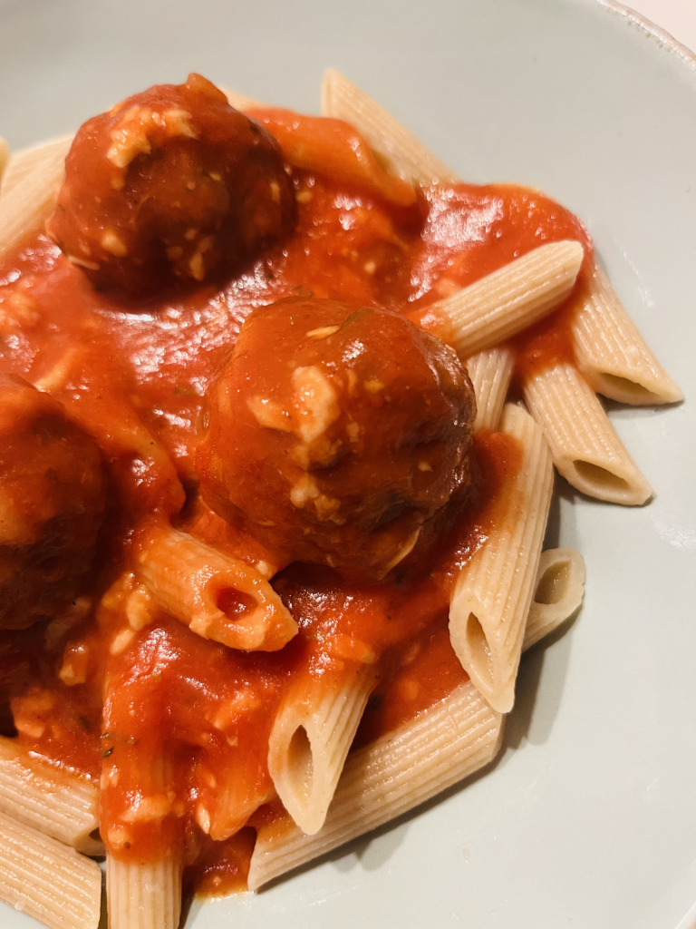 Hackbällchen in Tomatensoße mit Nudeln - Zwergenküche Hackbällchen in Tomatensoße mit Nudeln - Zwergenküche